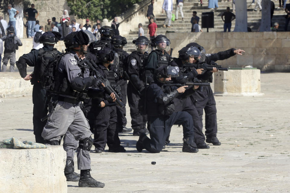 Israeli police clashes with Palestinian worshippers at al-Aqsa mosque compound in Jerusalem, Sunday, Aug 11, 2019. Clashes have erupted between Muslim worshippers and Israeli police at a major Jerusalem holy site during prayers marking the Islamic holiday of Eid al-Adha. (AP Photo/Mahmoud Illean)