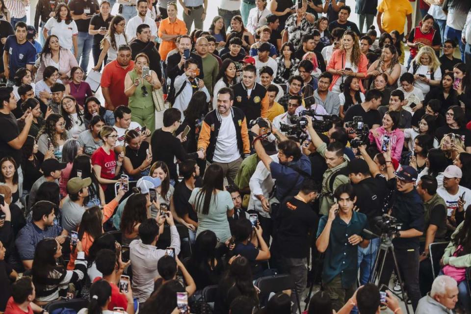 Álvarez Máynez con estudiantes del Centro Universitario de los Lagos de la Benemérita Universidad de Guadalajara. Foto: X