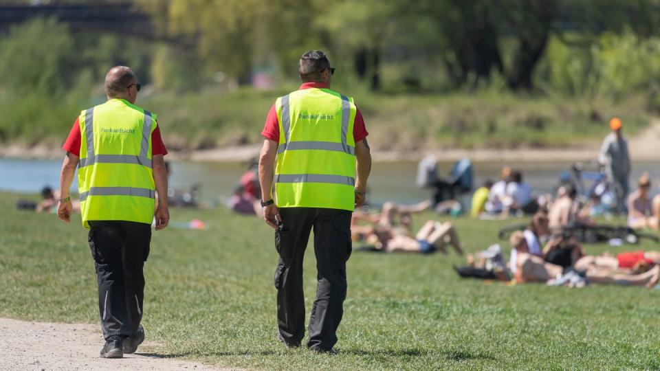 Wie hier am Ufer der Isar wird in München an öffentlichen Orten die Einhaltung der Corona-Regeln kontrolliert. Im Englischen Garten ist es dabei zu einer gewaltsamen Auseinandersetzung zwischen der Polizei und Feiernden gekommen. (Symbolbild)