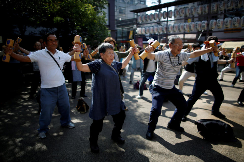 <p>In Japan wird der jährlich stattfindende „Respect for the Aged Day“ gefeiert. An diesem Feiertag wird in den Medien besonders viel über die ältere Bevölkerung berichtet und es finden Veranstaltungen wie diese Sportaufführung von Senioren statt. (Bild: Reuters/Issei Kato) </p>