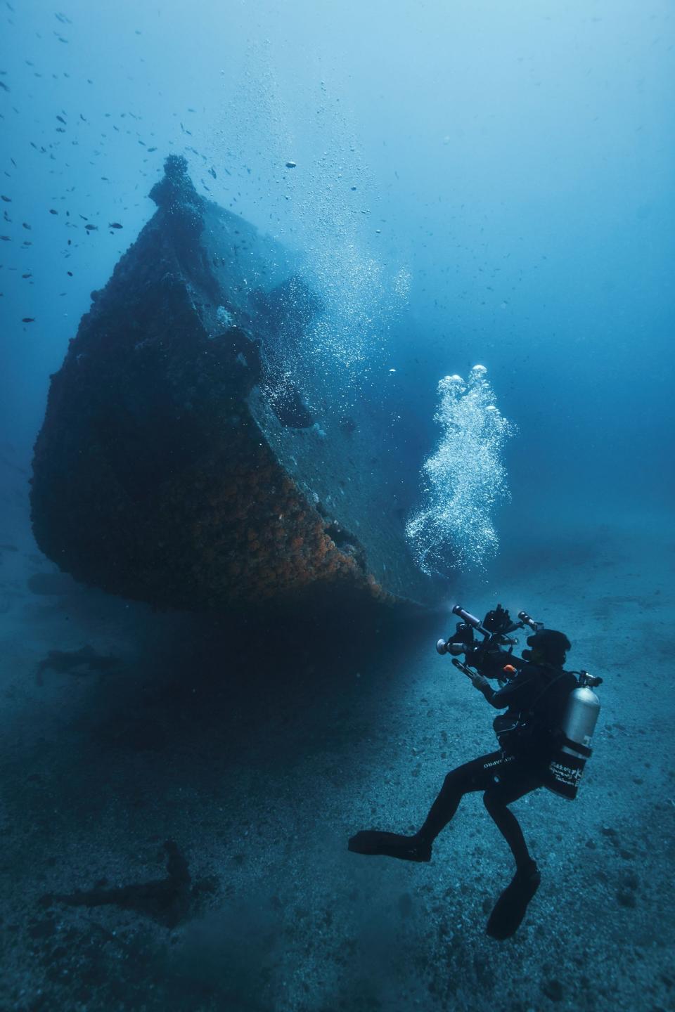 《沈睡的水下巨人》團隊於澎湖拍攝的凌雲艦船尾，畫面壯觀。（公視提供）