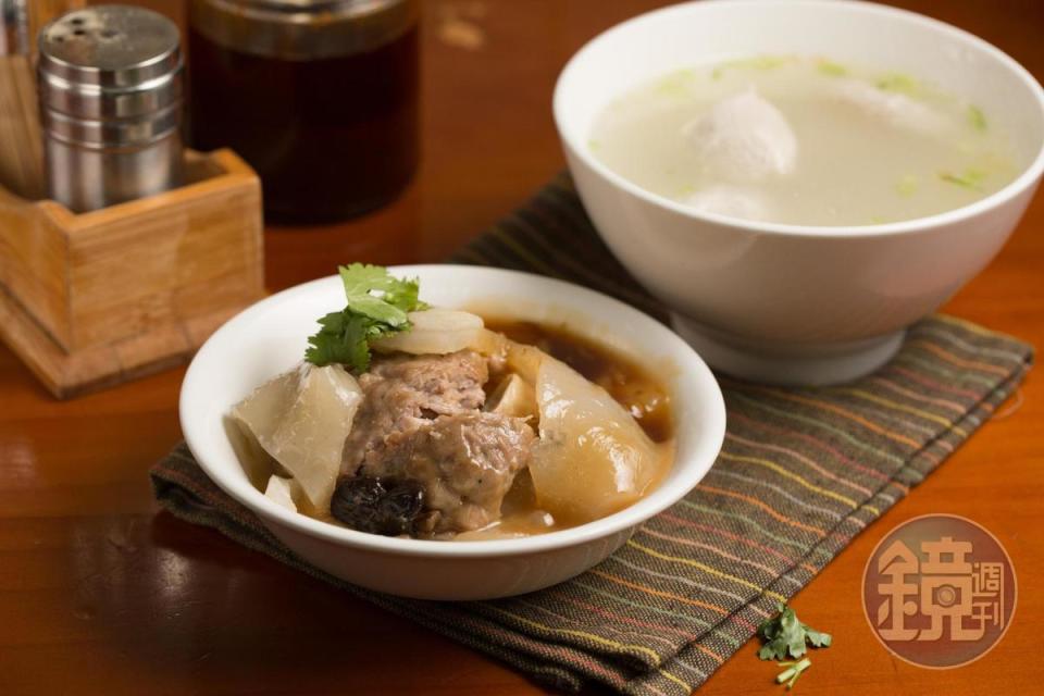 「肉圓」（前，50元／份）外皮彈Ｑ不油，豬後腿肉塊尺寸相當大，很有滿足感。「虱目魚丸湯」（後，40元／碗）湯頭清甜，魚丸飽含鮮味。