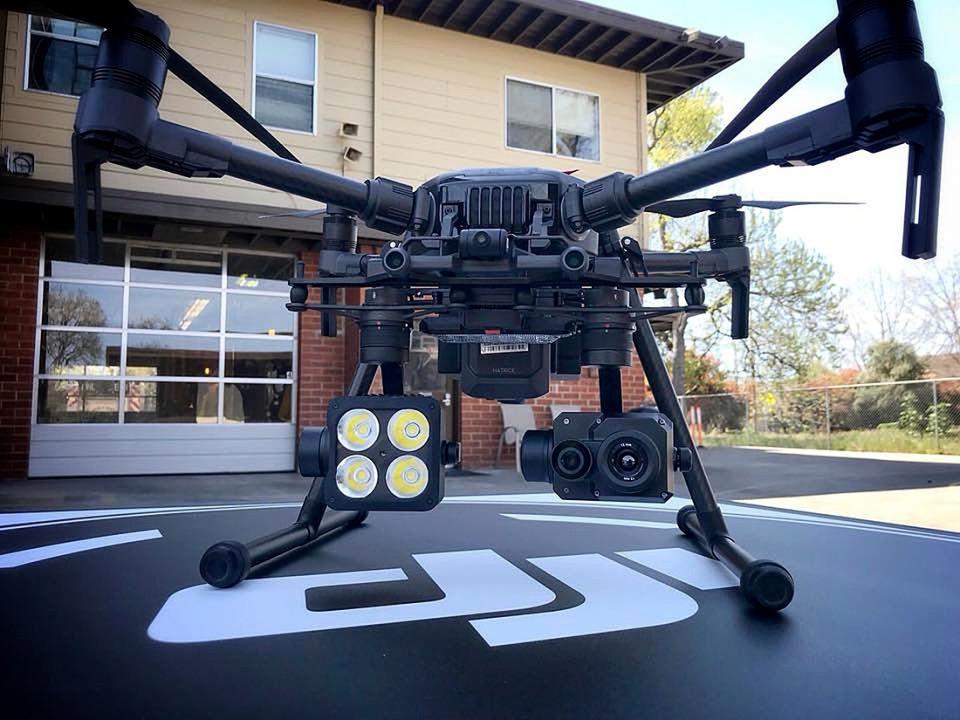 2019年3月3日，美國加州孟羅公園市（Menlo Park）消防局展示一架搭載美製熱像儀的大疆無人機。美聯社