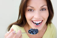 <p>Sie sind extrem gesund und doch haben sie einen Nachteil: Dunkle Beeren nehmen Zähnen ihren Glanz. Denn Blaubeeren, Brombeeren und Erdbeeren haben einen hohen Pigmentgehalt und tragen somit auch zur Verfärbung des Zahnschmelzes bei. Weniger bedenklich sind in dieser Hinsicht Früchte mit hellem Fruchtfleisch wie Pfirsiche, Äpfel und helle Weintrauben. (Bild: Getty Images) </p>