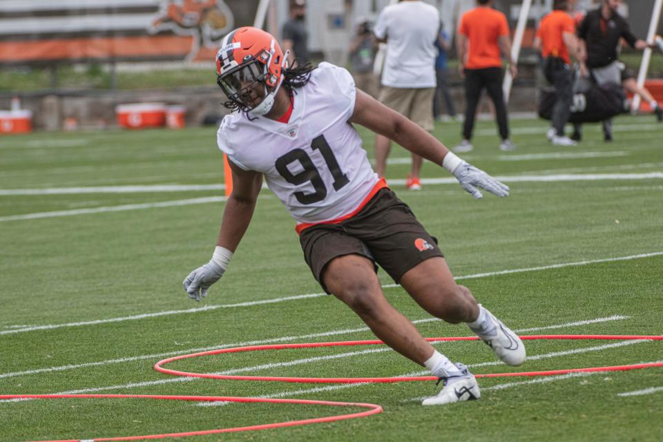 Isaiah McGuire runs a drill at Browns rookie minicamp in Berea, Friday, May 12, 2023.