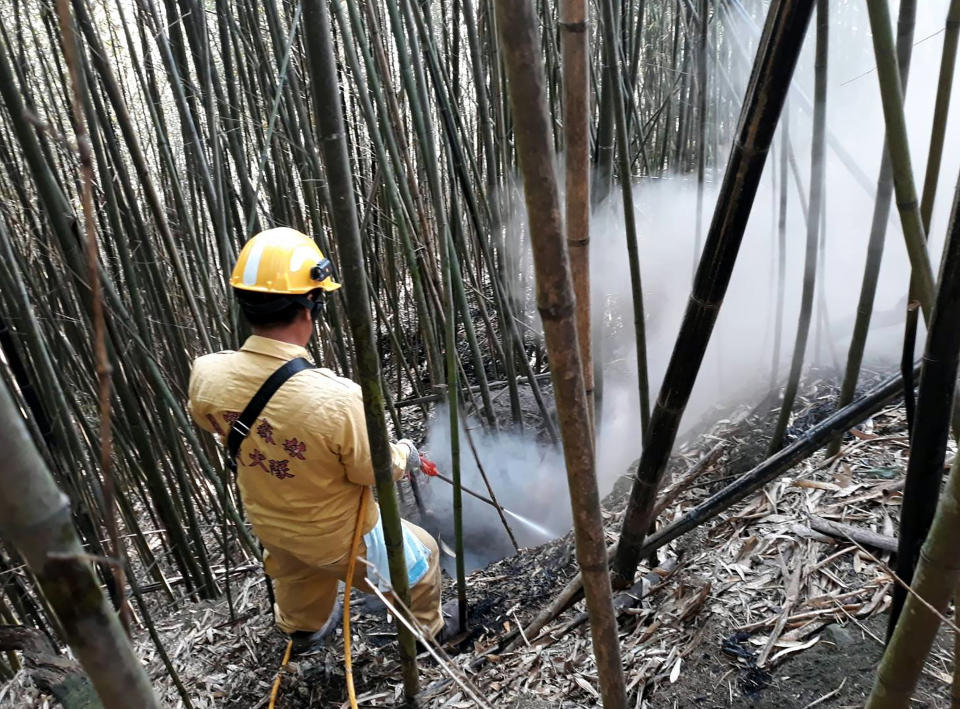 嘉義林管處大埔事業區林班森林火災，延燒已逾68小時，21日仍有3處火點，除申請直升機支援外，搶救人員持續到場殘火處理。（中央社／嘉義林管處提供）