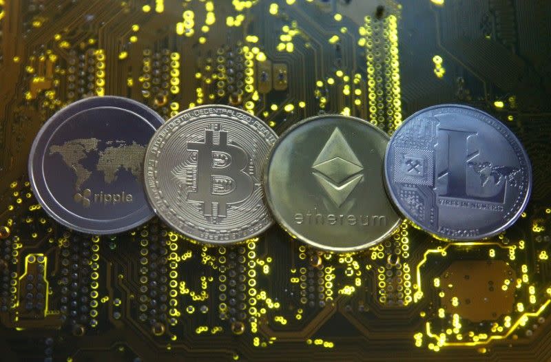 Auf diesem Foto vom 14. Februar 2018 sind Abbildungen der virtuellen Währungen Ripple, Bitcoin, Etherum und Litecoin auf einem PC-Motherboard zu sehen. REUTERS/Dado Ruvic/Illustration