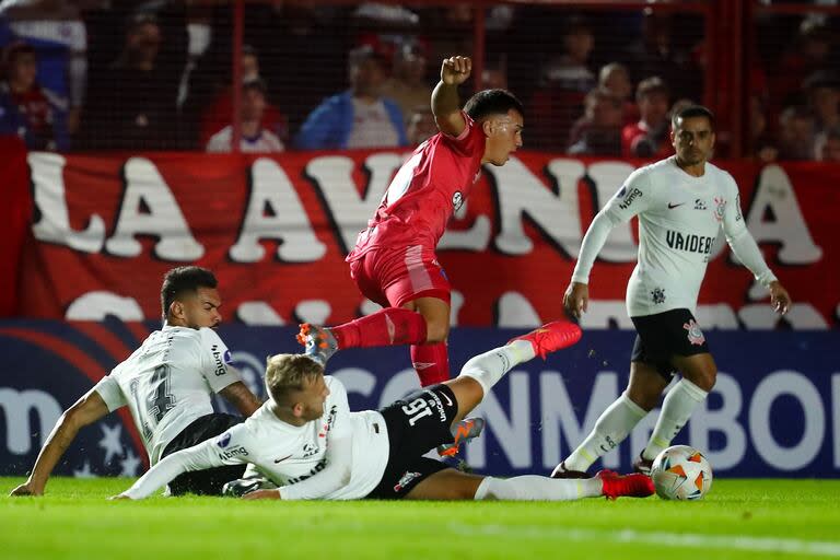 Ariel Gamarra lucha por la pelota con Pedro Henrique; Argentinos Juniors sumó tres puntos vitales