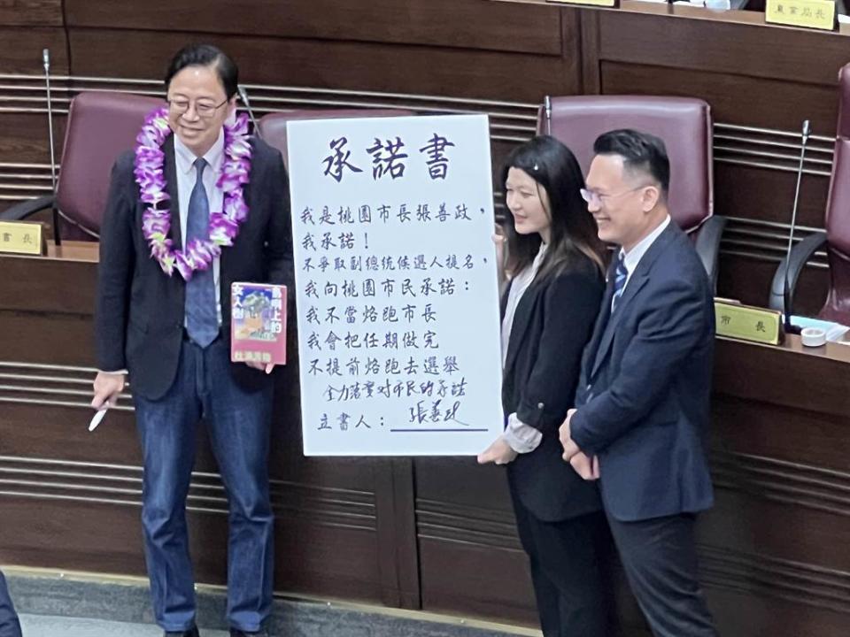 張善政大方簽署承諾書，更自己補上一句「全力落實對市民的承諾」，允諾會做好做滿。（蔡依珍攝）