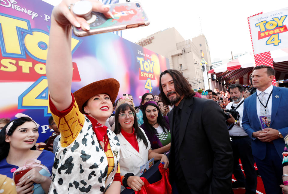 Keanu Reeves ist für seine Fans für jeden Unfug zu haben. Hier posiert er für Selfies bei der Premiere von "Toy Story 4". (Bild: REUTERS/Mario Anzuoni)