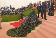 <p>Den größten Auftritt bei der Met Gala 2016 legte nach Ansicht der US-Zeitschrift „People“ Zoe Saldana hin. Die „Guardians of the Galaxy“-Schauspielerin bewies in ihrer bunten Robe von Dolce & Gabbana Mut zur modischen Extravaganz. (Bild: AP Photo) </p>