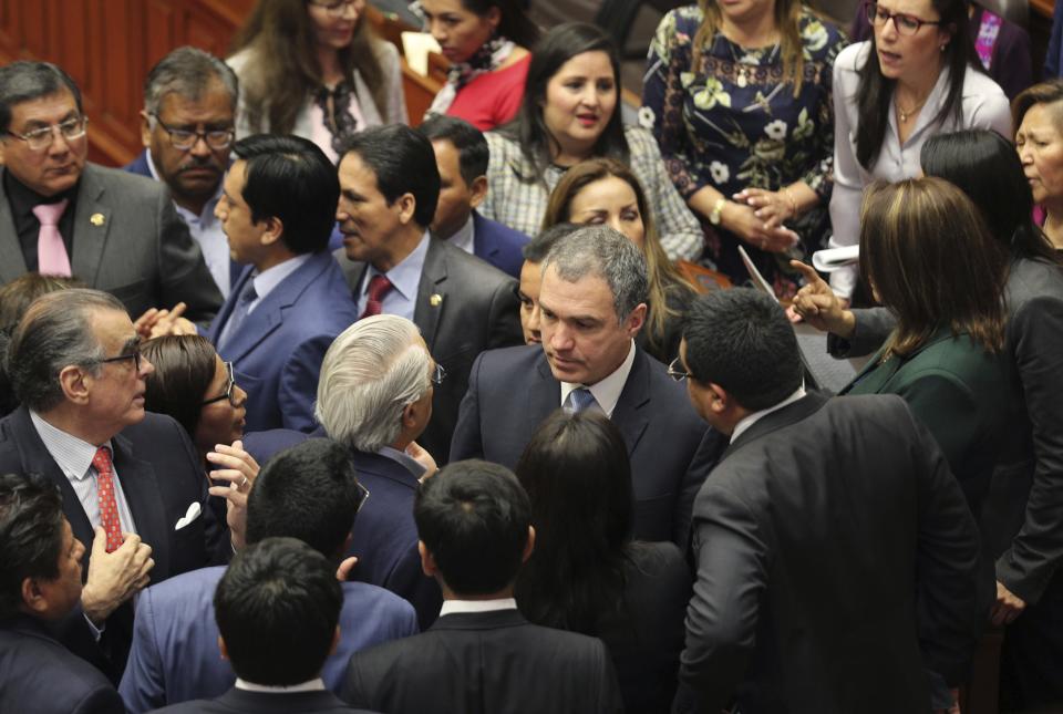 El primer ministro peruano, Salvador del Solar, al centro, escucha a un legislador en el edificio del Congreso en Lima, Perú, el lunes 30 de septiembre de 2019. (AP Foto/Martin Mejia)