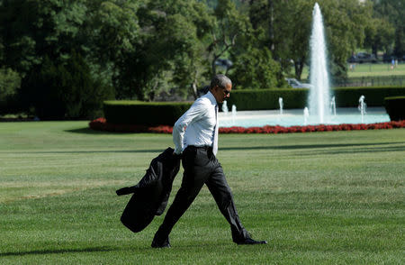 U.S. President Barack Obama takes his jacket off as he walks on the South Lawn of the White House in Washington, U.S. after visiting the Walter Reed National Military Medical Center, August 26, 2016. REUTERS/Yuri Gripas