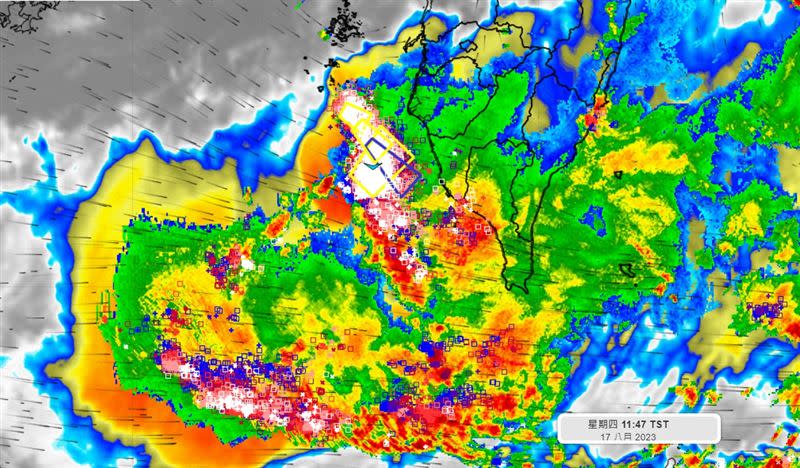 彭啟明提醒，南部的雷雨胞正在盤整中，強對流胞在台南高雄外海，仍有機會移入陸地，務必提高警覺。（圖／翻攝自彭啟明臉書）