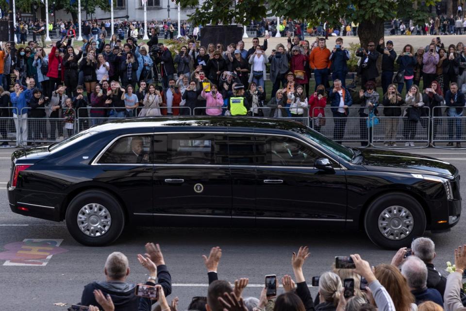 Joe Biden y la primera dama Jill Biden saludan a la multitud abordo de “La Bestia” mientras se dirigen al funeral de la reina (Getty Images)