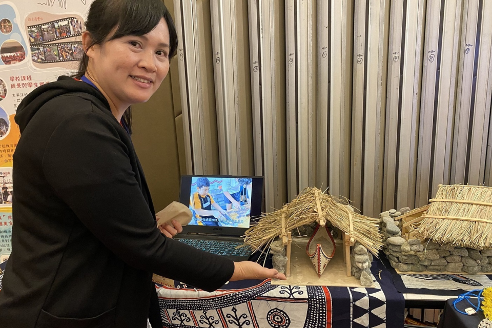 原住民族課程發展協作臺東區中心鍾美珍專任助理介紹蘭嶼拼板舟模型