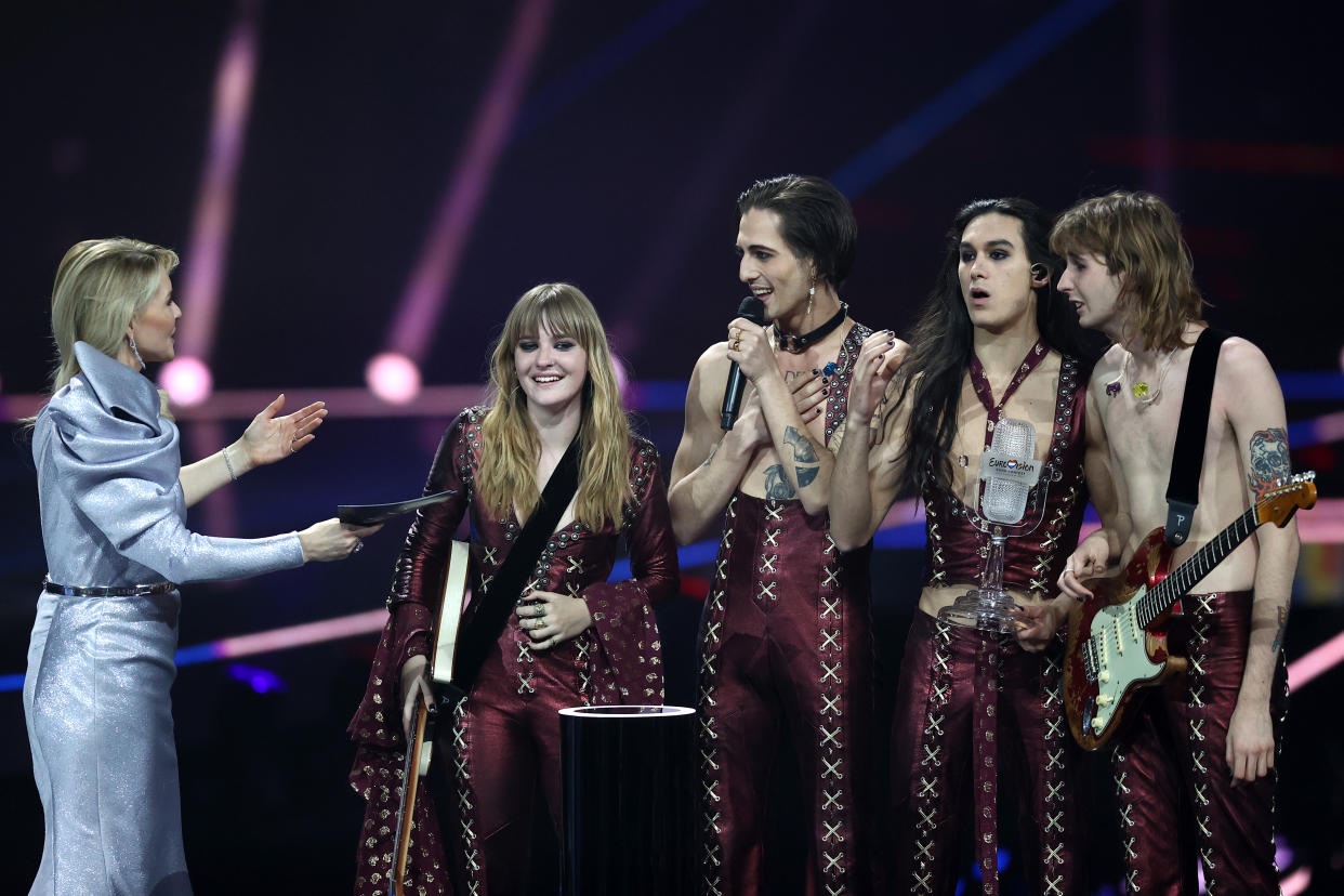 ROTTERDAM, NETHERLANDS - MAY 22: (L-R) Presenter Chantal Janzen presents the trophy to Victoria De Angelis, Damiano David, Ethan Torchio and Thomas Raggi of Måneskin from Italy for the winning song “Zitti e buoni” (Shut Up And Be Quiet) during the 65th Eurovision Song Contest grand final held at Rotterdam Ahoy on May 22, 2021 in Rotterdam, Netherlands. (Photo by Dean Mouhtaropoulos/Getty Images)