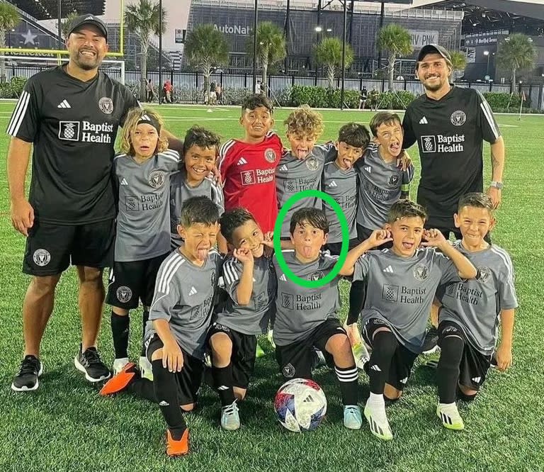 Mateo Messi, con su lengua afuera, entre los jugadores del Inter Miami