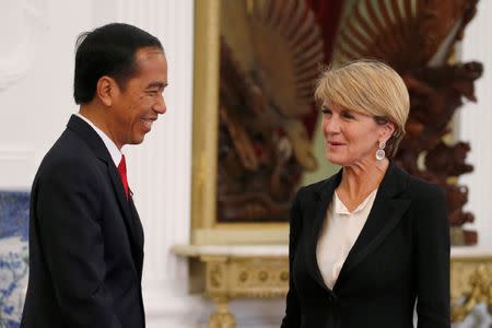 (L-R) Indonesia President Joko Widodo talks with Australia Minister for Foreign Affairs Julie Bishop after a meeting at the presidential palace in Jakarta, Indonesia, October 26, 2016. REUTERS/Beawiharta