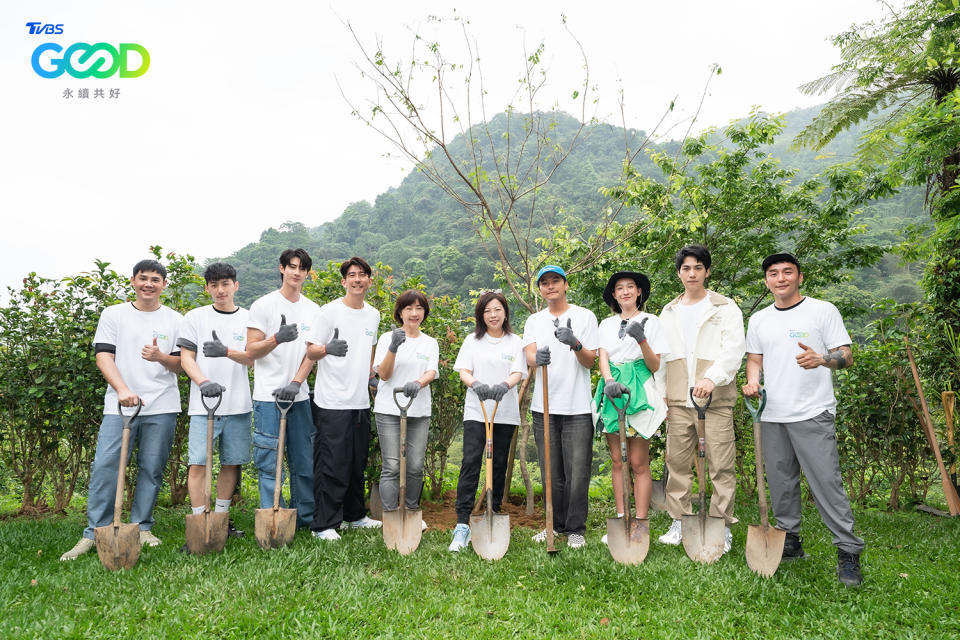 左起盧學叡、鍾岳軒、黃柏峰、修杰楷、TVBS永續倡議大使莊開文、TVBS總經理劉文硯、楊銘威、楊晴、林子閎、黃一峯WIND一起為永續發展盡心力。（圖／TVBS）