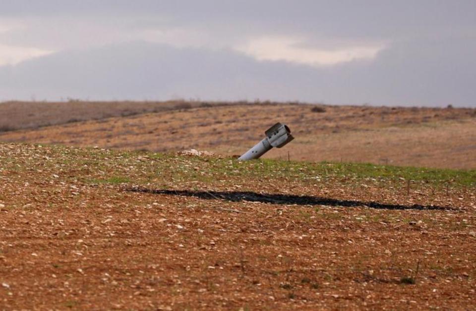 Un misil permanece sin detonar en una zona cerca a la ciudad de Maarat al-Numan (Siria) el 30 de enero. (Foto: Omar Sanadiki / Reuters).