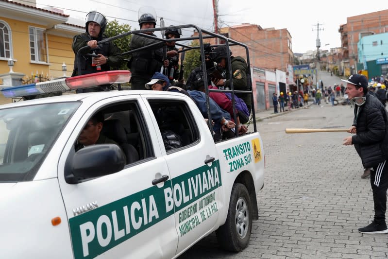 Foto del lunes de agentes de la policía llevando a detenidos tras choques entre seguidores y detractores de Evo Morales en La Paz