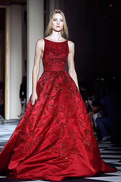 <p>Otro libanés que enamora con sus vestidos de noche se sumó a la tendencia de colores brillantes con este vestido rojo. ¡Digno de una princesa! Foto: Thierry Chesnot/Getty Images. </p>