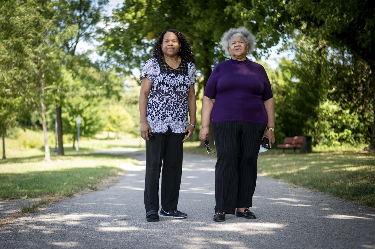 Las hermanas Elaine Franklin, a la izquierda, y Edna McCloud, quienes lucharon contra la COVID-19 este año, en el condado de San Luis, Misuri, el 24 de septiembre de 2020. (Michael B. Thomas/The New York Times).