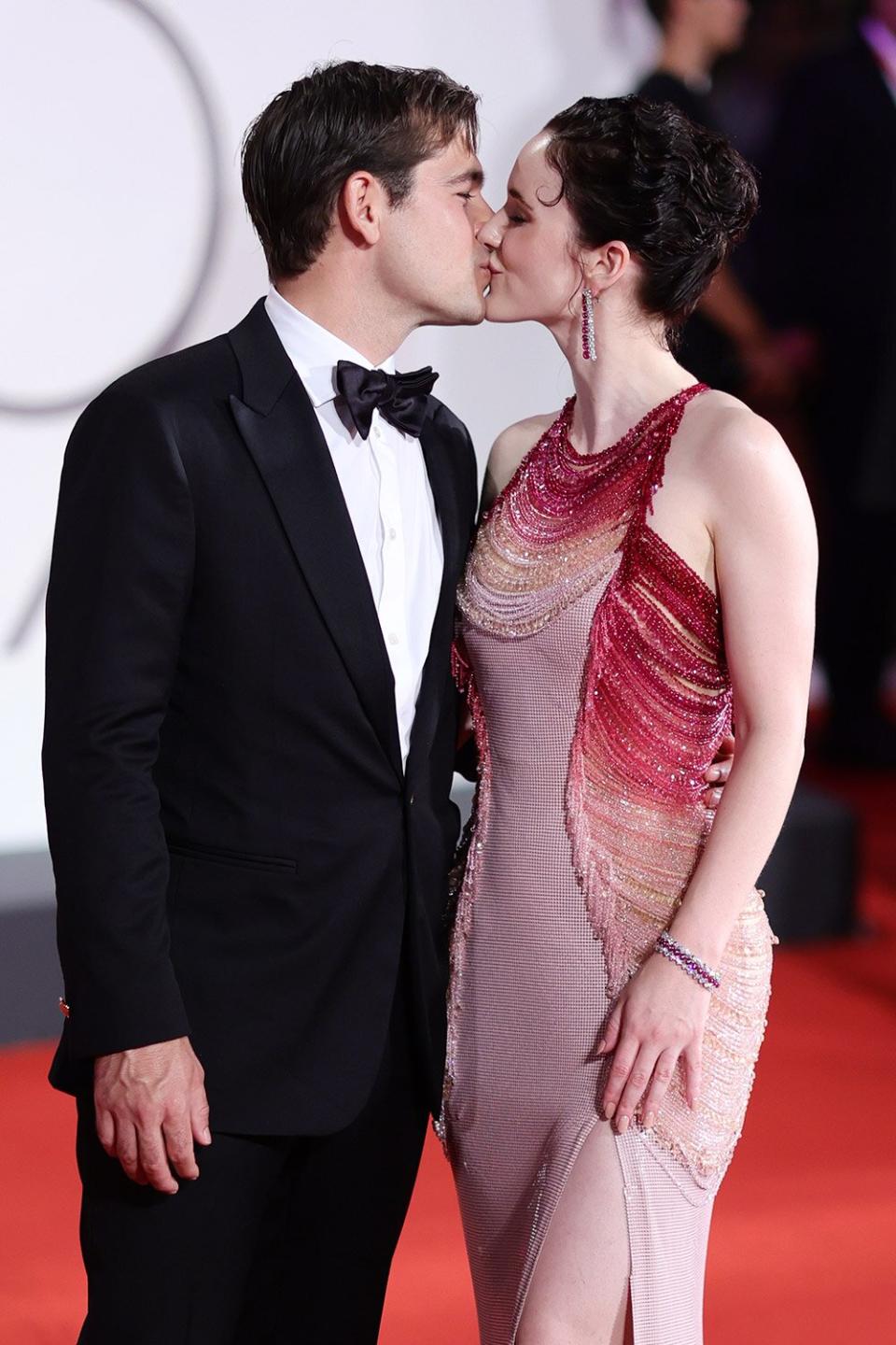 VENICE, ITALY - SEPTEMBER 06: Jason Ralph and Rachel Brosnahan attend the "Dead For A Dollar" red carpet at the 79th Venice International Film Festival on September 06, 2022 in Venice, Italy. (Photo by Andreas Rentz/Getty Images)