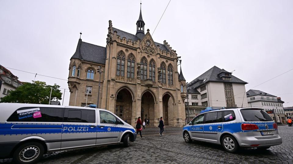 Es gab unter anderem eine Bombendrohung gegen das Erfurter Rathaus. (Bild: Martin Schutt/dpa)