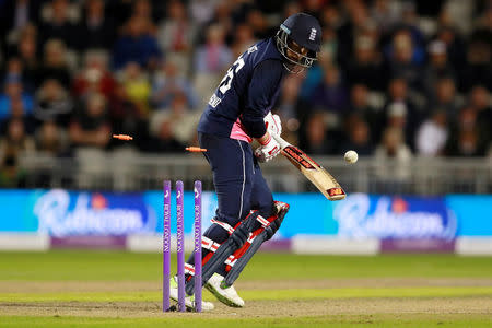 Cricket - England vs West Indies - First One Day International - Emirates Old Trafford, Manchester, Britain - September 19, 2017 England's Joe Root loses his wicket to West Indies' Kesrick Williams Action Images via Reuters/Jason Cairnduff