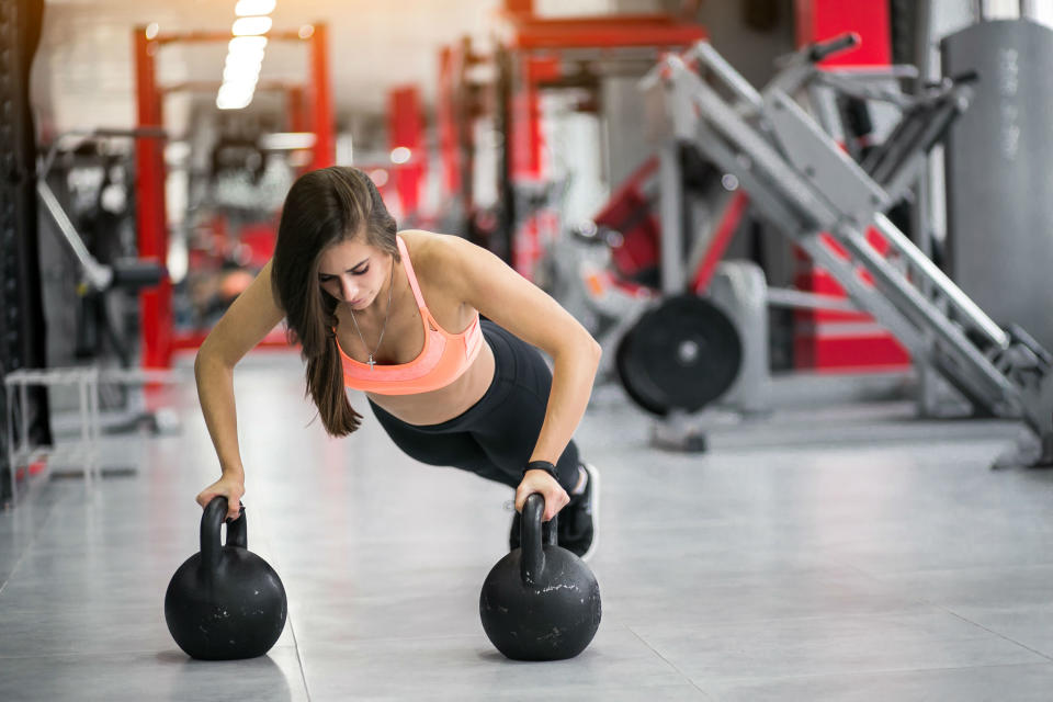 <p>Entrenar con las ‘kettlebells’ te permitirán tonificar varios músculos del cuerpo mientras quemas grasa. ¡Funcionan! (Foto: Freepik / <a rel="nofollow noopener" href="https://www.freepik.com/free-photo/woman-at-gym-with-kettlebells_1612379.htm#term=kettlebell&page=1&position=0" target="_blank" data-ylk="slk:senivpetro;elm:context_link;itc:0;sec:content-canvas" class="link ">senivpetro</a>). </p>