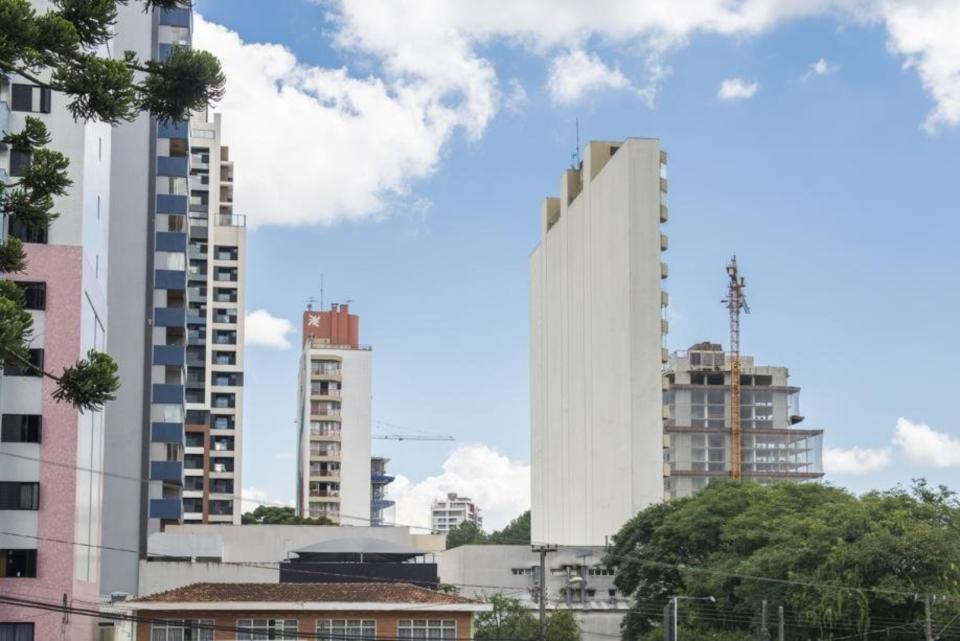 Este edificio es el más delgado de la ciudad de Curitiba. Tiene solo tres metros y medio de ancho. (Foto: reddit / <a href="http://www.reddit.com/r/UrbanHell/comments/jcgjd6/thinnest_building_in_curitiba_brazil_35_meters/?utm_source=share&utm_medium=web2x&context=3" rel="nofollow noopener" target="_blank" data-ylk="slk:PandaReturns;elm:context_link;itc:0;sec:content-canvas" class="link ">PandaReturns</a>).