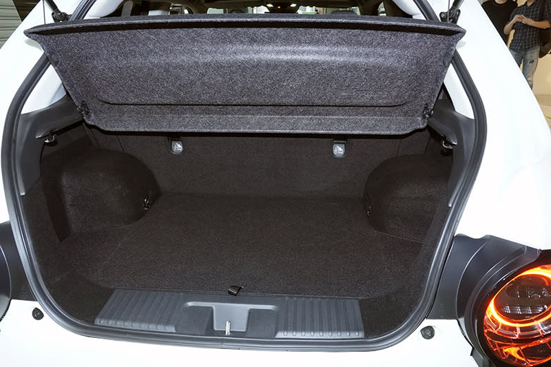 Honda後行李廂提供基本運載機能，並具有後座椅背翻倒功能。