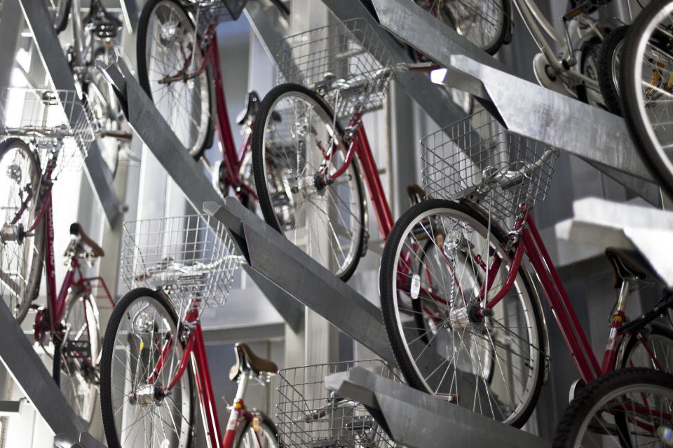 <p>Los aparcamientos están preparados para guardar todo tipo de bicis, desde eléctricas hasta de montaña pasando por las urbanas, las de cesta, las que llevan silla de niño detrás o las plegables. (Foto: Keith Tsuji / Getty Images).</p> 