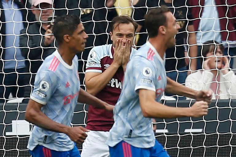 Mark Noble reacciona tras fallar el penal que le hubiera dado el emapte a West Ham, ante Manchester United