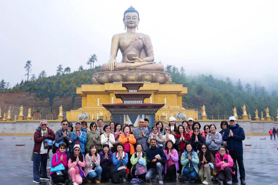 地球禪者洪啟嵩禪師（中）在不丹見到最帥國王凱薩爾旺楚克，參加「文明地球幸福論壇」帶回祝台灣幸福的6個秘密。(圖／洪啟嵩禪師提供)