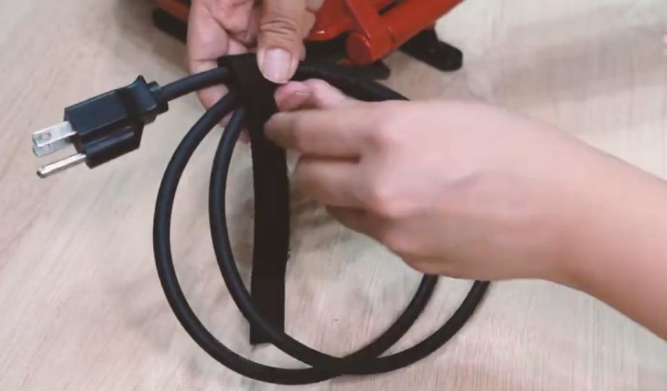 電線收納可善用魔鬼氈和塑膠綁繩，增加電線安全性。