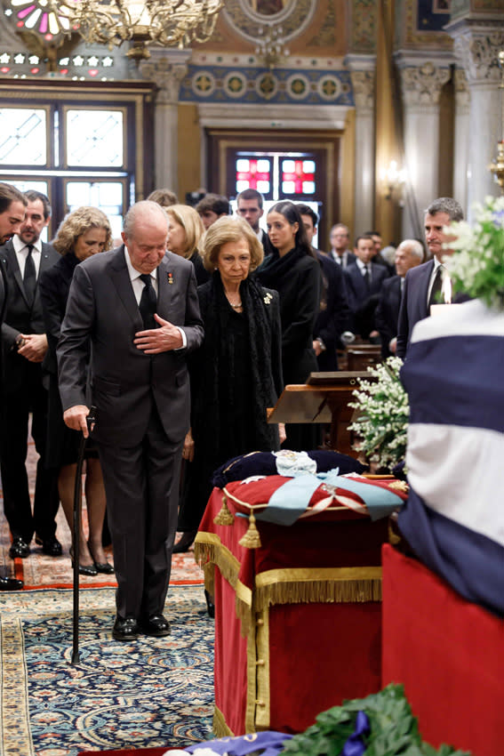 El rey Juan Carlos, arropado por su familia en el funeral de su cuñado