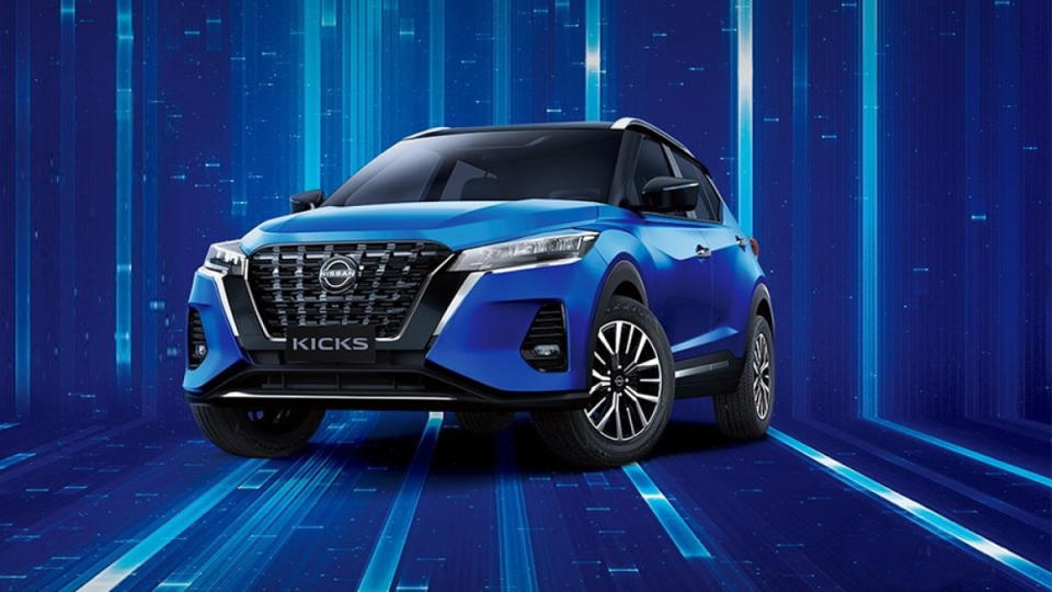 圖／2023 Nissan Kicks 1.6旗艦版以全新Double V-motion大型鋼琴烤漆水箱護罩潮流外觀呈現，搭配背門一體式連結造型，大幅提升外觀吸睛度。