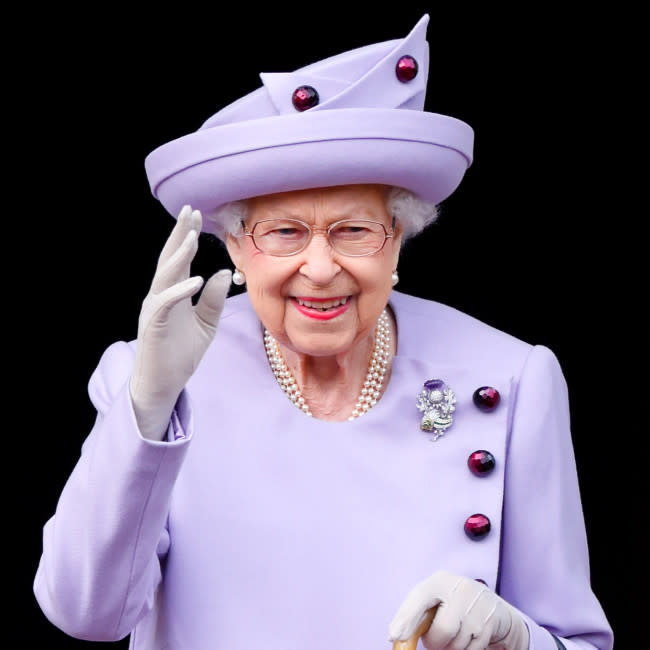 A rainha Elizabeth será enterrada usando apenas duas joias, afirma um especialista em realeza. credit:Bang Showbiz