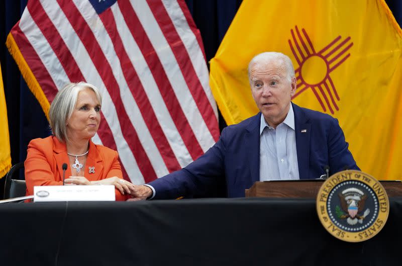 Biden visits New Mexico to receive a briefing on the wildfires