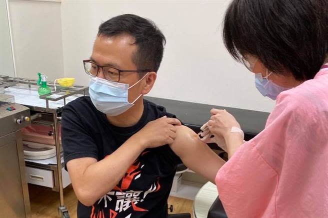 台北市議員羅智強施打第一劑BNT疫苗，自曝緊張到交代遺言。（圖／摘自羅智強臉書）