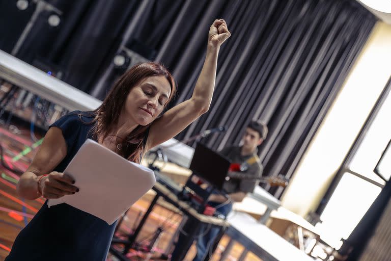 Eleonora Wexler en un ensayo de Porno brujas, que se estrena el viernes en la Biblioteca Nacional