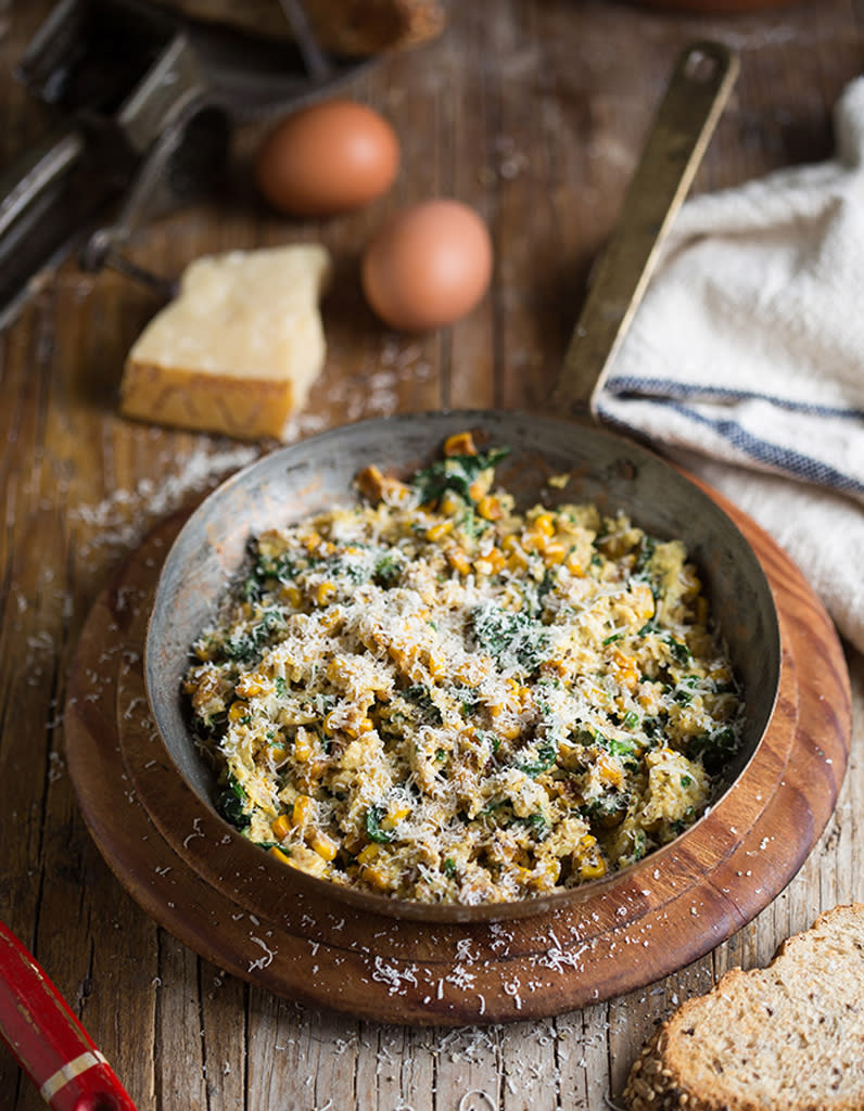 Oeufs brouillés aux épinards, parmesan et maïs