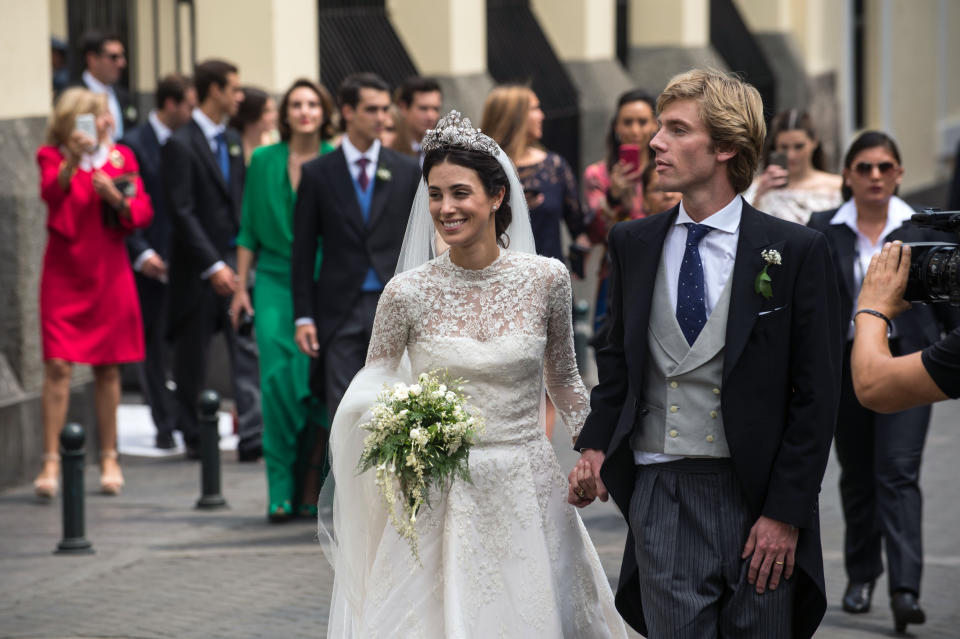 <p>La belle avocate, membre de la haute société péruvienne, et le second fils du chef de la maison de Hanovre se sont unis religieusement, vendredi 16 mars, en la basilique San Pedro de Lima au Pérou. Le couple, résident madrilène, s’est rencontré en 2005 quand le beau-fils de Caroline de Monaco était en villégiature dans la capitale péruvienne ; Alessandra de Osma n’avait alors que 14 ans. Ce fut là le début d’une amitié devenue au fil des ans une histoire d’amour. C’est ainsi qu’à 26 ans, la “princesse des Andes” a épousé devant Dieu, son prince allemand de 32 ans.<br>Crédit photo : AFP </p>