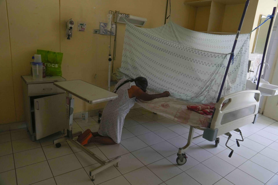 Ana Pasapera, infectada de dengue, reza junto a su cama en el hospital de La Merced en Paita, Perú, el jueves 29 de febrero de 2024. Perú declaró la emergencia de salud en la mayoría de sus provincias el 26 de febrero ante el aumento de los casos de dengue. (AP Foto/Martín Mejía)
