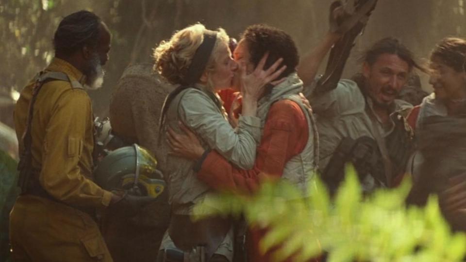 Commander Larma D'Acy and her wife, Rebellion Pilot Wrobie Tyce kiss during The Rise of Skywalker