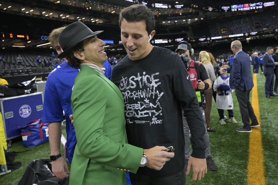 Sean Stellato y Tommy DeVito , previo al duelo entro los New York Giants y New Orleans Saints. (AP Photo/Matthew Hinton)