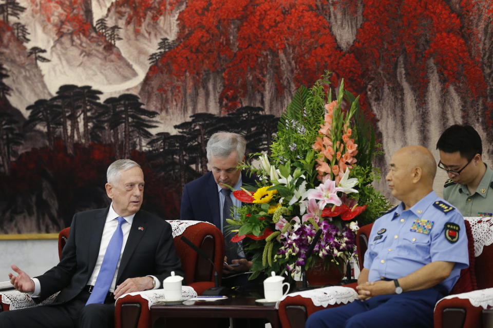 TPE05 - PEKÍN (CHINA), 27/6/2018.- El vicepresidente de China de la Comisión Militar Central, Xu Qiliang (d), se reúne con el secretario de Defensa de los Estados Unidos, Jim Mattis (i), en el Edificio Bayi en Pekín (China), el 28 de junio de 2018. EFE/THOMAS PETER / POOL